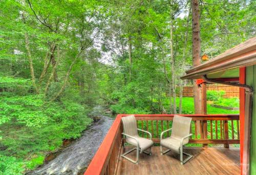 Cozy and Secluded Cabin with a Fireplace in the Poconos Mountains of Pennsylvania in 卡纳登西斯