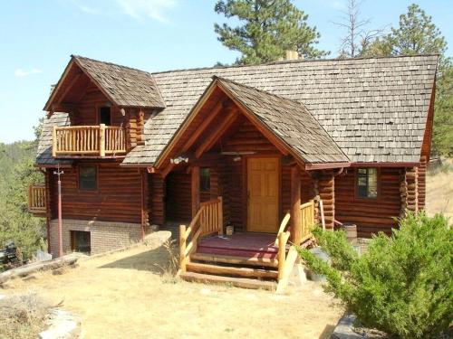 Traditional Log Cabin Rental with Deck in the Pine Forests of Columbus, Montana