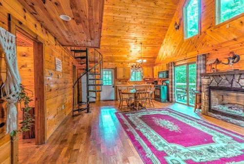 Idyllic Log Cabin Rental with a Porch in the Poconos of Pennsylvania in 卡纳登西斯
