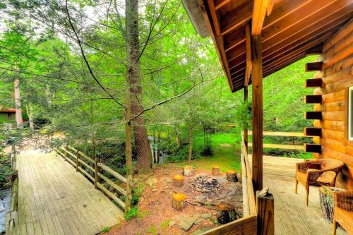Idyllic Log Cabin Rental with a Porch in the Poconos of Pennsylvania in 卡纳登西斯