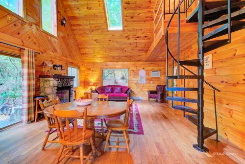 Idyllic Log Cabin Rental with a Porch in the Poconos of Pennsylvania in 卡纳登西斯