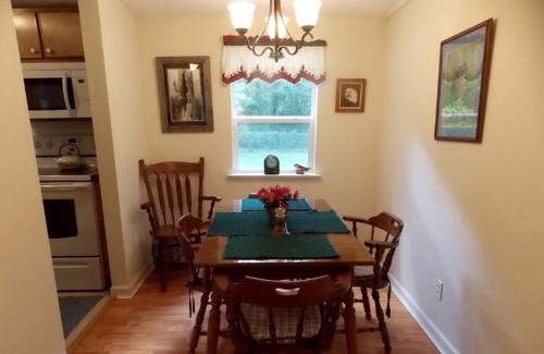 Secluded Cottage Rental Hidden in the Woods near Tallahassee, Florida in Wakulla Springs (FL)