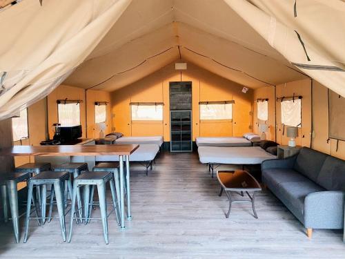 Lovely Safari Tent with River Access, Fire Pit and Barbecue in Staples, Texas in 盧靈(TX)