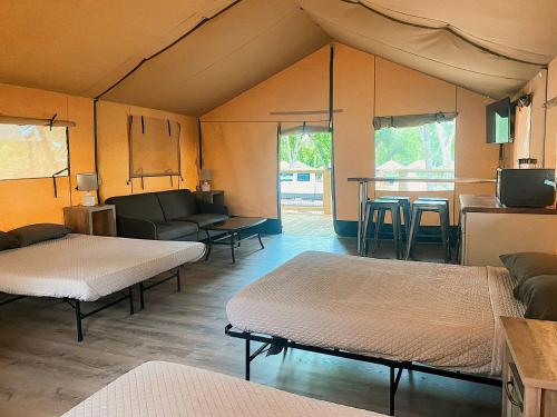 Lovely Safari Tent with River Access, Fire Pit and Barbecue in Staples, Texas in 盧靈(TX)