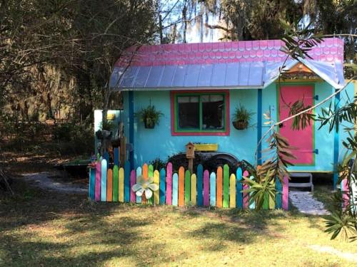 Colorful Tiny House Glamping on a Farm in Live Oak, Florida, Live Oak