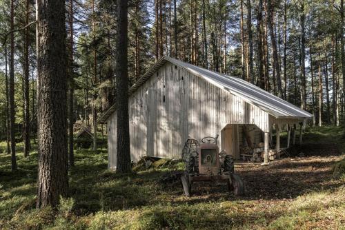 Rustic Off-Grid Farmhouse on Private Island with Sauna near Lake Tarjanne, Pohjaslahti, Finland in Pohjaslahti