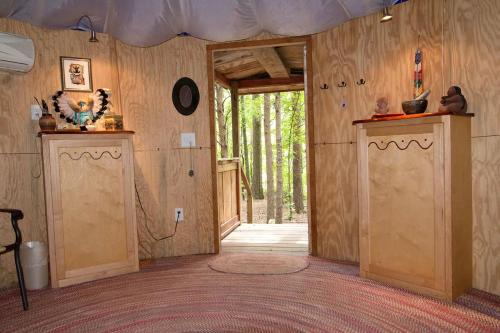 Enchanting Yurt Rental for a Romantic Getaway in North Carolina in 阿爾伯馬爾