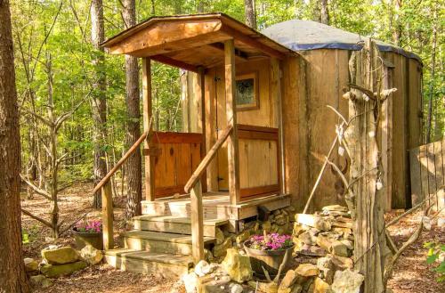 Enchanting Yurt Rental for a Romantic Getaway in North Carolina in 阿爾伯馬爾