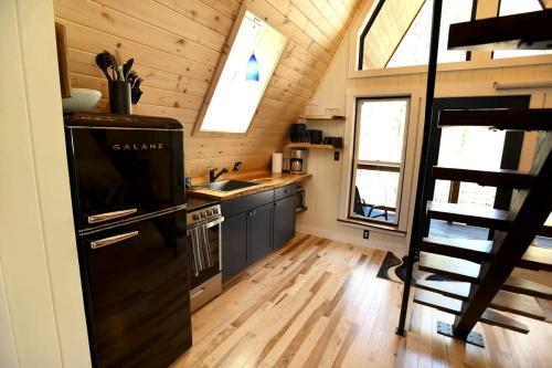 Eco-Friendly Solar Powered A-Frame Treehouse with Hot Tub and Private Dock on Littlefield Pond, near in 桑福德 (ME)