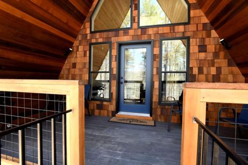 Eco-Friendly Solar Powered A-Frame Treehouse with Hot Tub and Private Dock on Littlefield Pond, near in 桑福德 (ME)