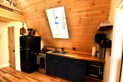 Eco-Friendly Solar Powered A-Frame Treehouse with Hot Tub and Private Dock on Littlefield Pond, near in 桑福德 (ME)