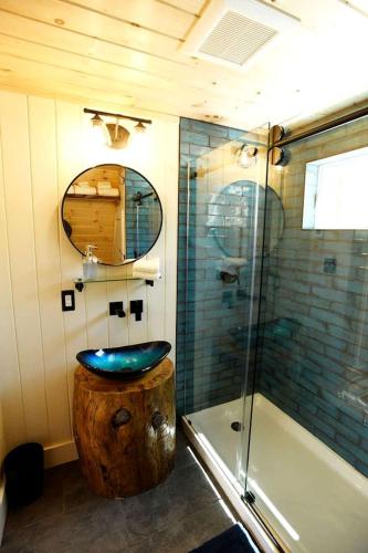 Eco-Friendly Solar Powered A-Frame Treehouse with Hot Tub and Private Dock on Littlefield Pond, near in 桑福德 (ME)