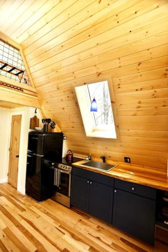 Eco-Friendly Solar Powered A-Frame Treehouse with Hot Tub and Private Dock on Littlefield Pond, near in 桑福德 (ME)