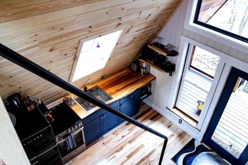 Eco-Friendly Solar Powered A-Frame Treehouse with Hot Tub and Private Dock on Littlefield Pond, near in 桑福德 (ME)