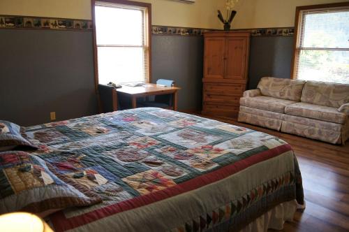 Charming Cabin by the Umpqua River Perfect for an Outdoor Getaway in Oregon in Rice Hill (OR)