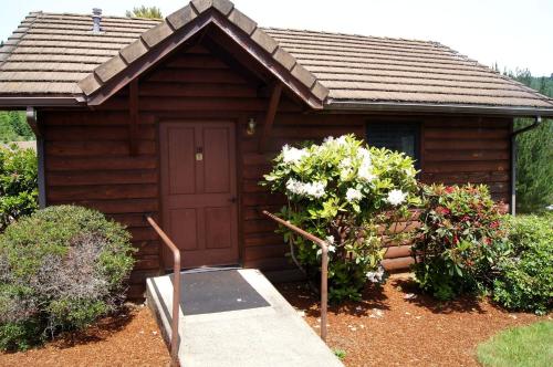 Charming Cabin by the Umpqua River Perfect for an Outdoor Getaway in Oregon