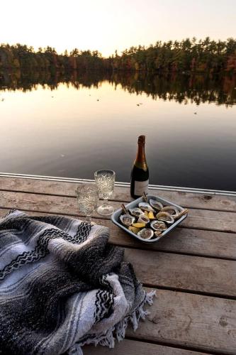 Eco-Friendly Solar Powered A-Frame Treehouse with Hot Tub and Private Dock on Littlefield Pond, near in 桑福德 (ME)