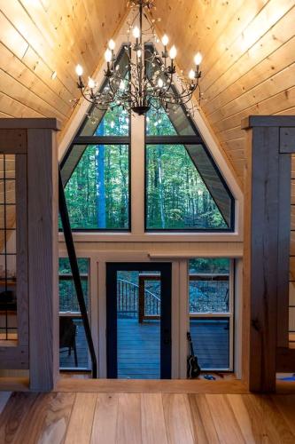 Eco-Friendly Solar Powered A-Frame Treehouse with Hot Tub and Private Dock on Littlefield Pond, near in 桑福德 (ME)