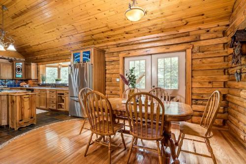 Luxurious Vacation Rental for Groups near Hoosier National Forest, Indiana in Σκοτσμπεργκ(Ιντιάνα)
