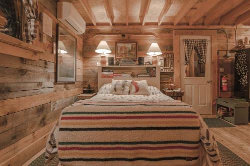 Cozy Log Cabin with an Indoor Fireplace Located on 70 Forested Acres in Leicester, Vermont in Brendona (VT)