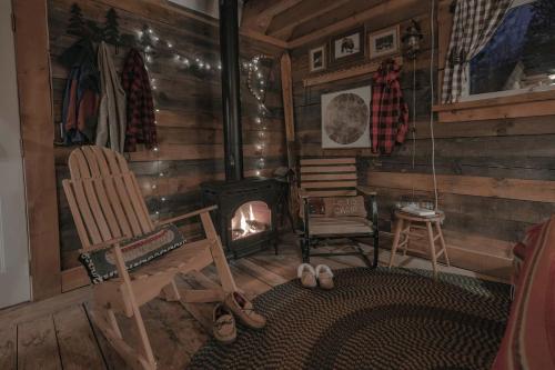 Cozy Log Cabin with an Indoor Fireplace Located on 70 Forested Acres in Leicester, Vermont in Brendona (VT)