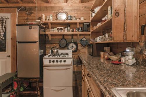 Cozy Log Cabin with an Indoor Fireplace Located on 70 Forested Acres in Leicester, Vermont in Brendona (VT)