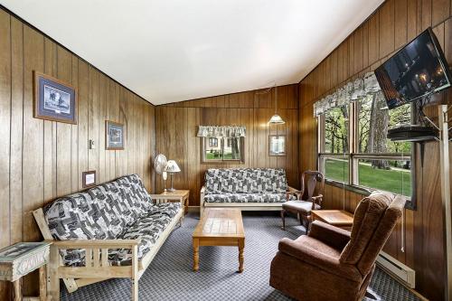 Charming Pet Friendly Cabin for 8 in Fergus Falls, Minnesota in Fergus Falls (MN)