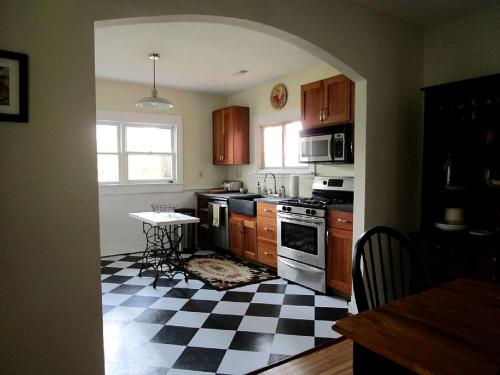 Serene Countryside Cottage Rental with Screened Porch near Charlottesville, Virginia in Gordonsville (Virginia)