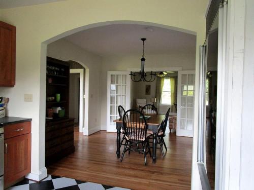 Serene Countryside Cottage Rental with Screened Porch near Charlottesville, Virginia in Gordonsville (Virginia)