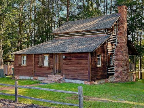 . Perfect Couple's or Solo Getaway: 1840s Log Cabin, Claxton, GA