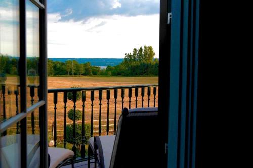 Charming Suite with Private Roof Deck near Ithaca, New York in Aurora