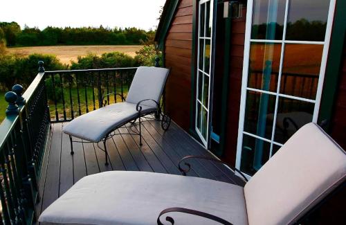 Charming Suite with Private Roof Deck near Ithaca, New York in Aurora