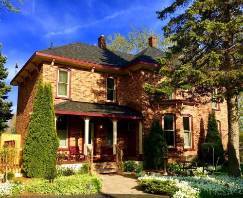 Delightful Cottage with Deck and Garden for a Family Getaway in Lexington, Michigan · Applegate