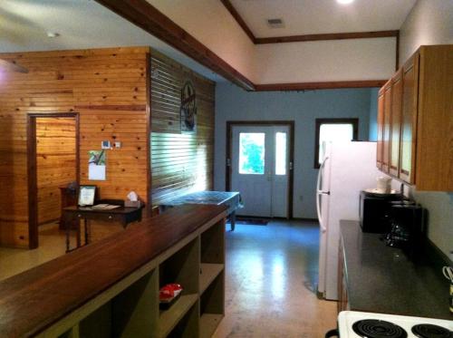 Spacious Cabin Rental for Large Groups near Onondaga Cave State Park in Missouri in Cuba