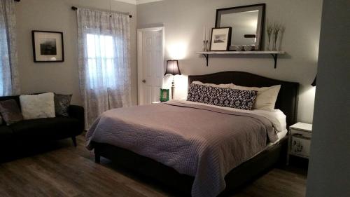 Beautiful Waterfront Cottage Rental with a Pool near New Orleans, Louisiana in Slidell