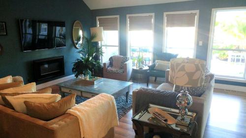 Beautiful Waterfront Cottage Rental with a Pool near New Orleans, Louisiana in Slidell