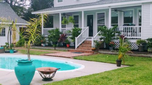 Beautiful Waterfront Cottage Rental with a Pool near New Orleans, Louisiana in Slidell