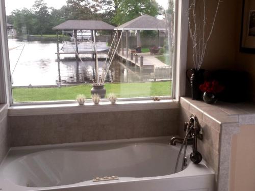 Beautiful Waterfront Cottage Rental with a Pool near New Orleans, Louisiana in Slidell