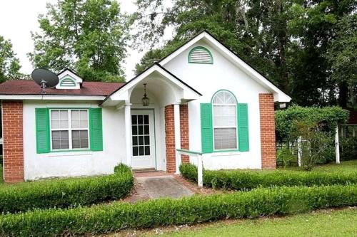 Quaint Cottage with Covered Dock on the Pond and Walking Trails in Georgia, Midway