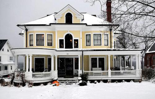 Charmingly Historic Cottage Rental Perfect for Large Groups in Aurora, New York · Romulus