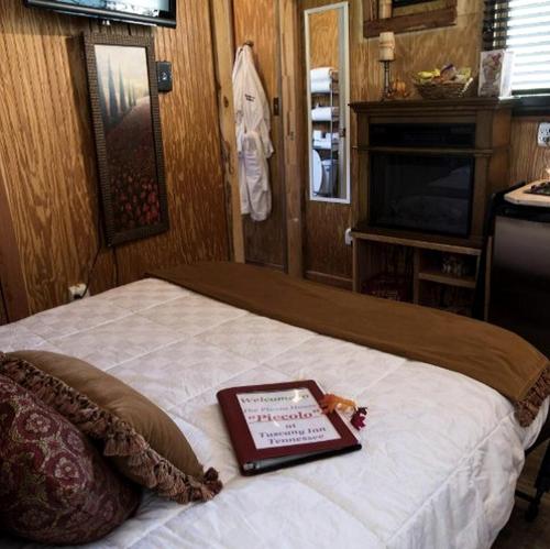 Romantic Glamping Getaway with a Shared Hot Tub and Hiking Trails near Nashville, Tennessee, Gordonsville