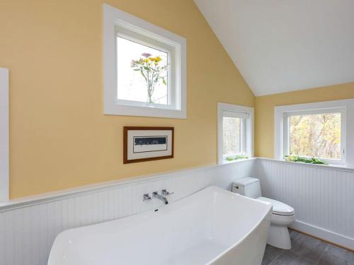 Exquisite Sunny Cabin Rental with a Hot Tub in Front Royal, Virginia in Front Royal (VA)