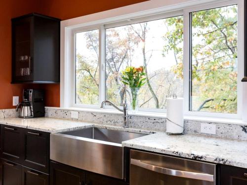 Exquisite Sunny Cabin Rental with a Hot Tub in Front Royal, Virginia in Front Royal (VA)