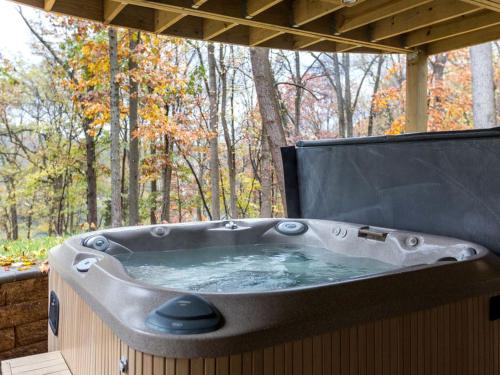 Bañera de hidromasaje, Exquisite Sunny Cabin Rental with a Hot Tub in Front Royal, Virginia in Front Royal (VA)