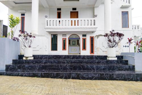 Entrada, RedDoorz Near Gunung Salak in Taman Sari