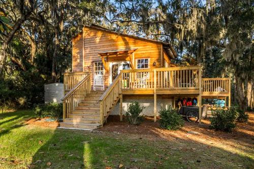 Gorgeous Riverfront Getaway Cabin with Private Dock on Saint Simons Island, Georgia, Saint Clair Estates