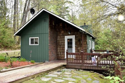 Your Perfect Getaway: Mountain Cabin Retreat with Hot Tub and Fireplace in Lisbon, NH
