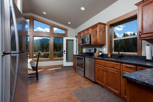 Lovely Family Cabin Rental for an Outdoor Getaway near Whitefish, Montana in เวสต์ กลาเซียร์(MT)