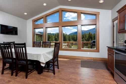 Lovely Family Cabin Rental for an Outdoor Getaway near Whitefish, Montana in เวสต์ กลาเซียร์(MT)