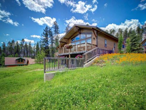Lovely Family Cabin Rental for an Outdoor Getaway near Whitefish, Montana in เวสต์ กลาเซียร์(MT)